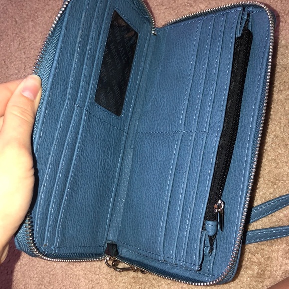 A blue Steve Madden wallet. - Picture 3 of 4